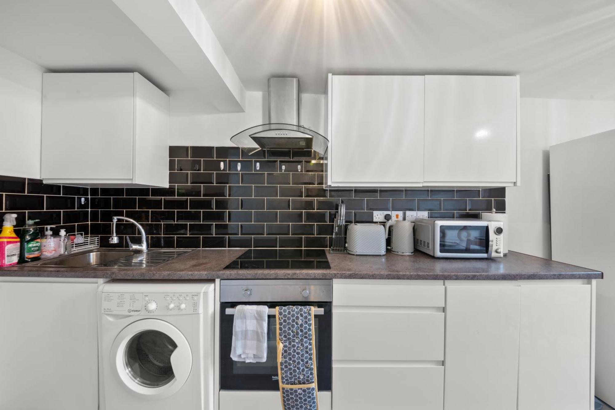2-bed Apartment, Walk To Station