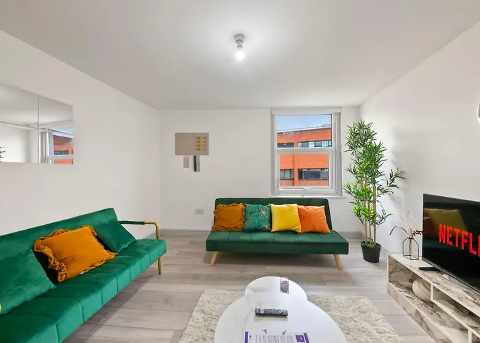 Central Reading 2-Bed Apartment, Walk To Station