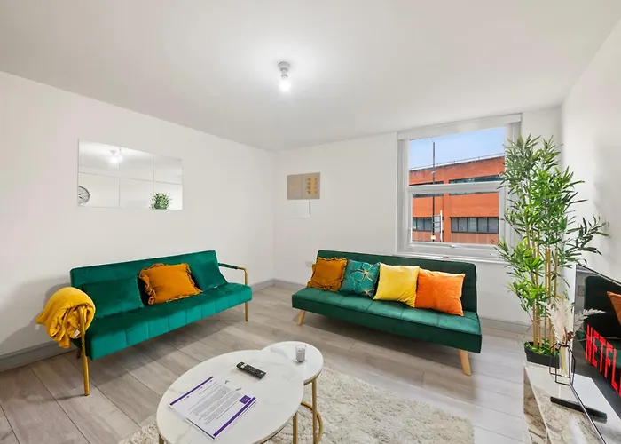 Central Reading 2-Bed Apartment, Walk To Station