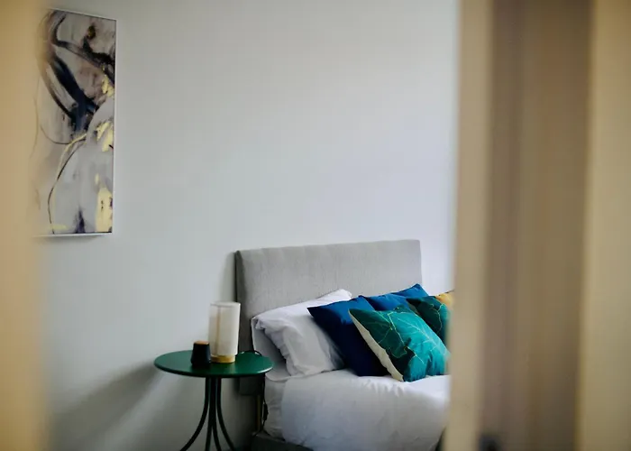 Central Reading 2-Bed Apartment, Walk To Station
