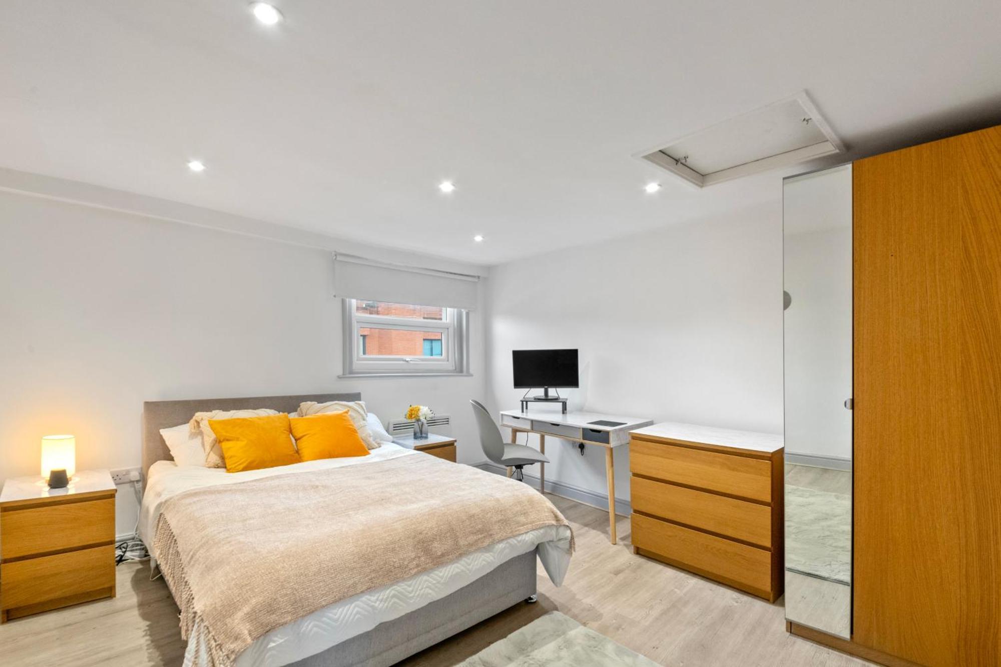 2-bed Apartment, Walk To Station Apartment