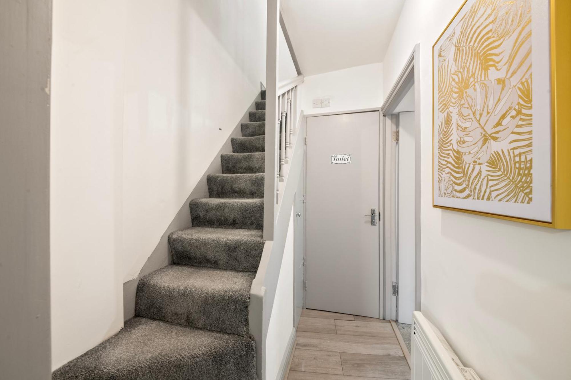 Apartment 2-bed Apartment, Walk To Station *