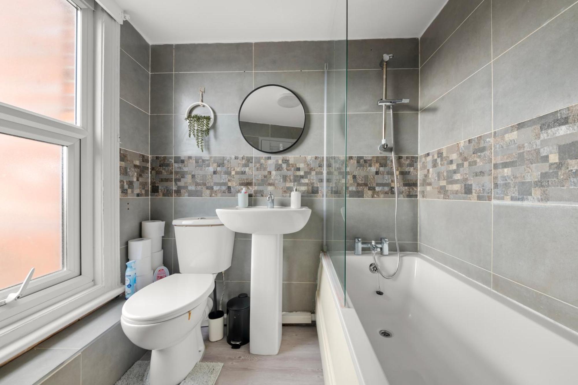 2-bed Apartment, Walk To Station