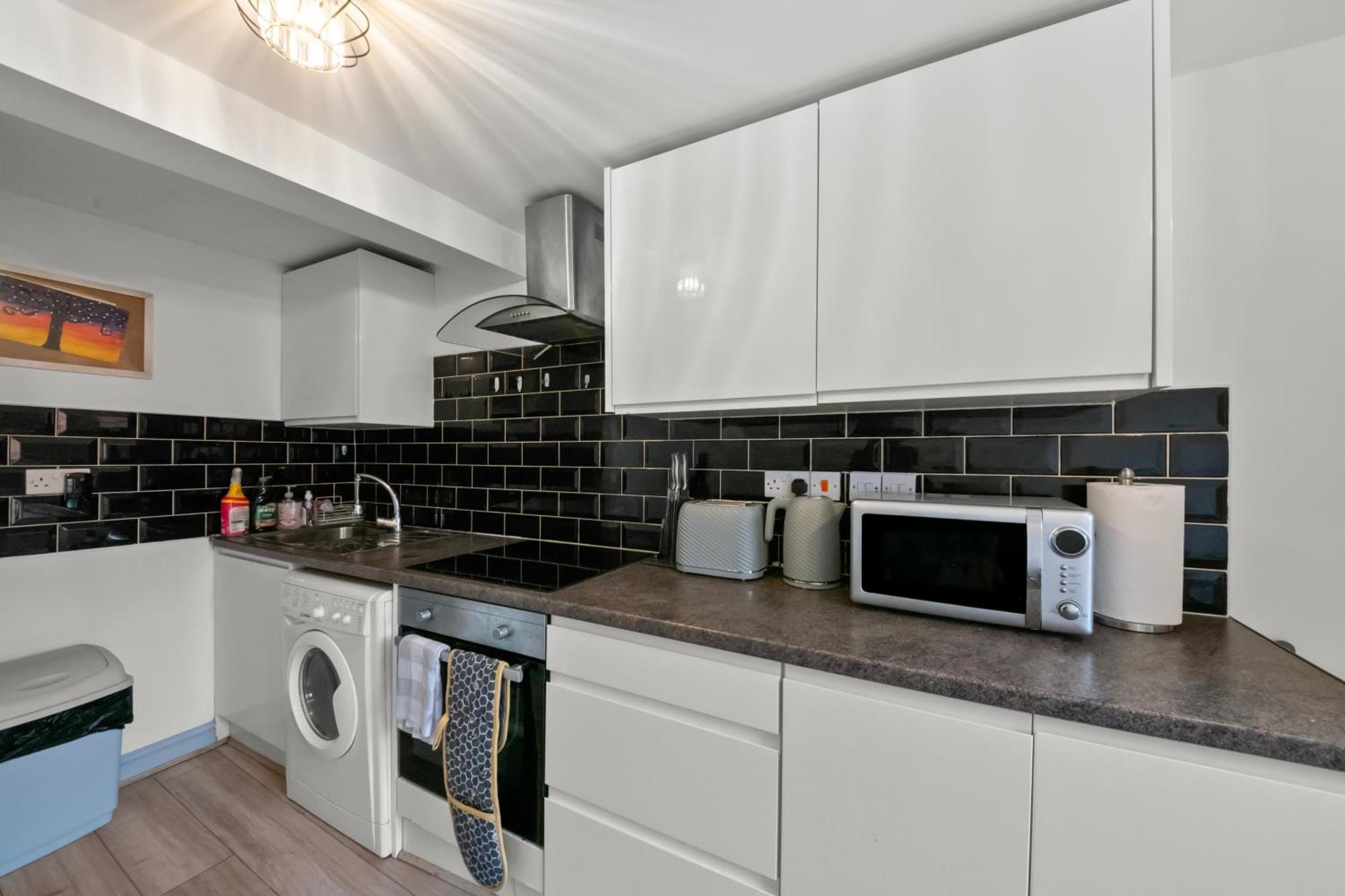 2-bed Apartment, Walk To Station *