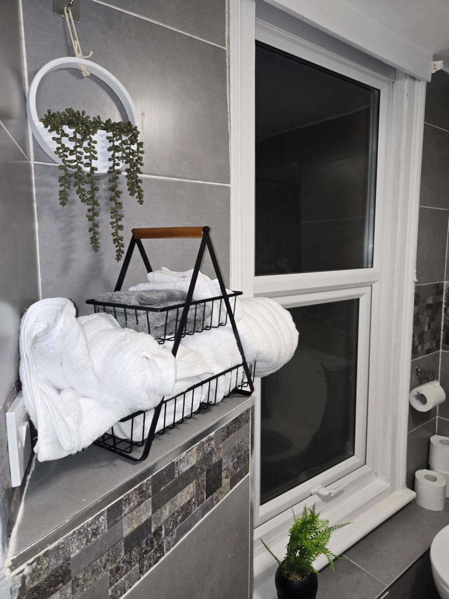2-bed Apartment, Walk To Station